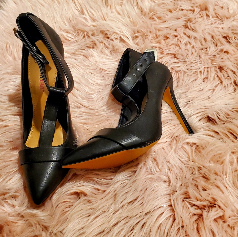New black leather pointed heels